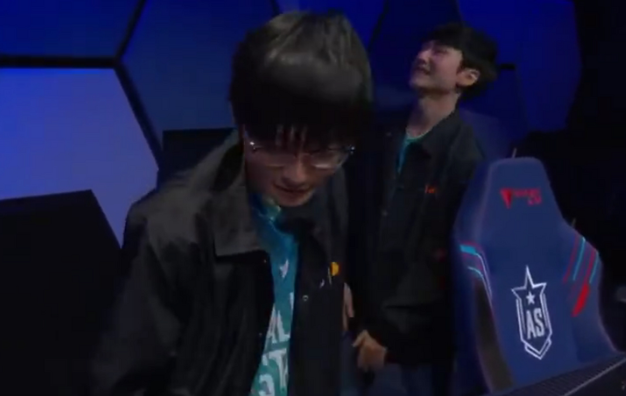 CLG横扫LGD，Peanut团战一打五入围赛3:0（深圳）